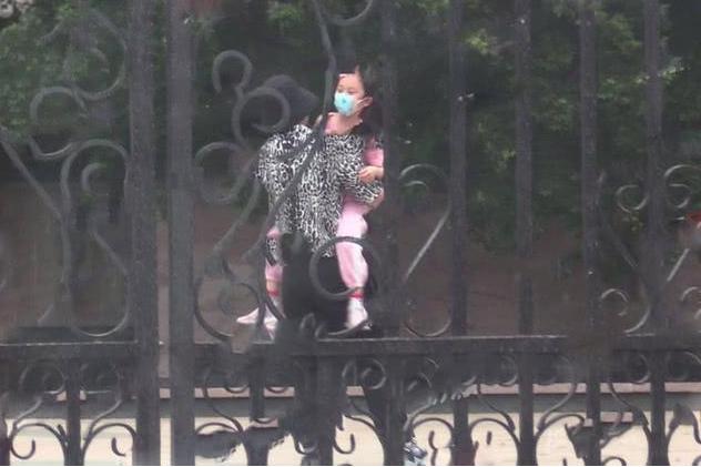 贾乃亮▲贾乃亮李小璐离婚首同框，画面温馨被喊复合，真应验刘嘉玲的话？