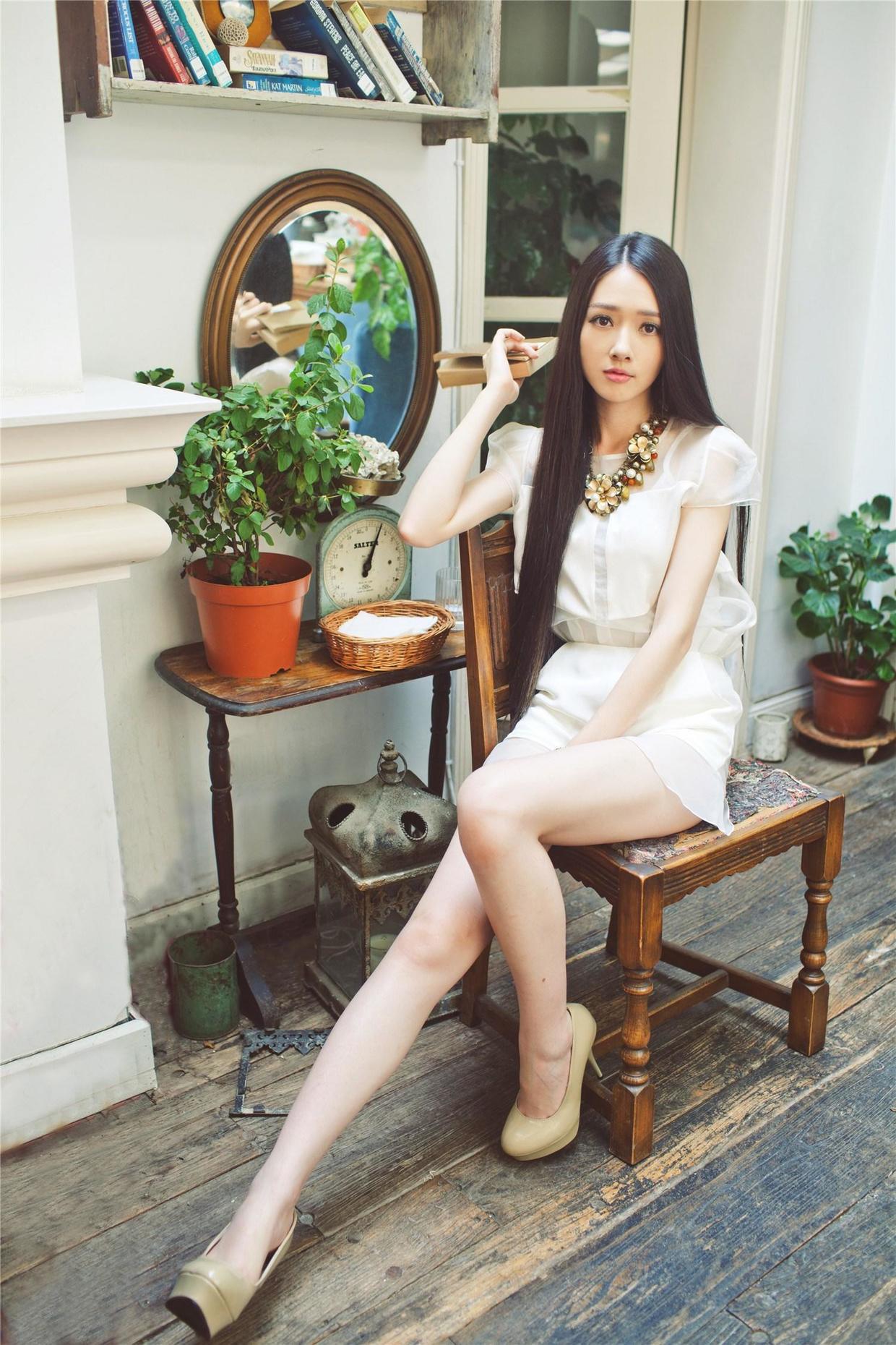 『郭碧婷』郭碧婷难怪能嫁进豪门，穿印花连衣裙配低马尾，就美成这样了？