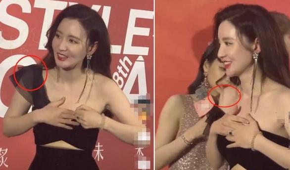 张萌|太尴尬！张萌抹胸上衣肩带断开，手捂胸口防止春光外泄