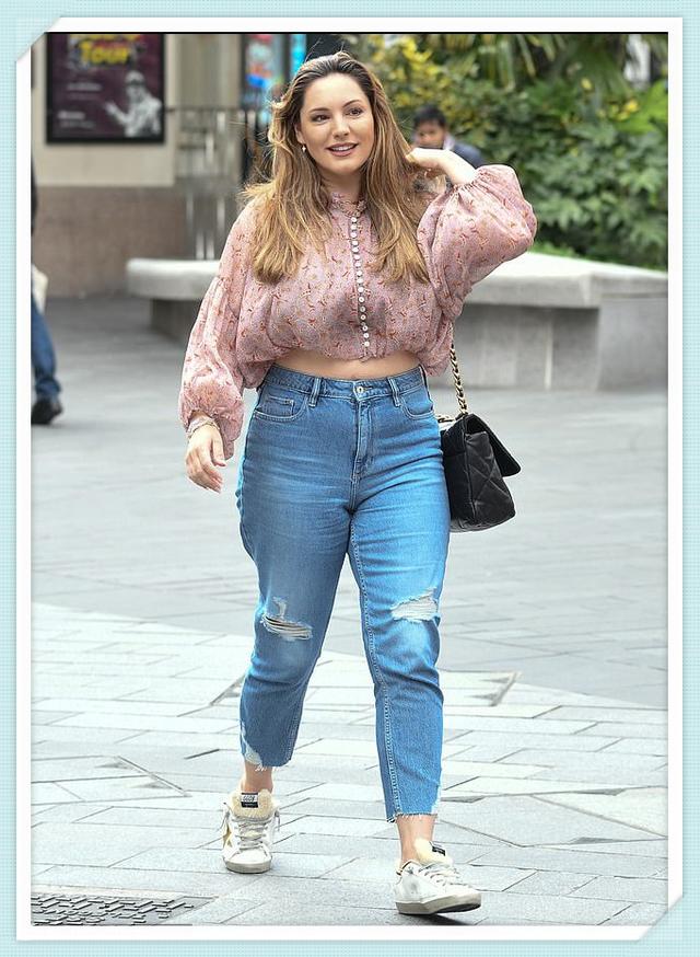 凯莉·布鲁克|凯莉·布鲁克穿着微风宽松的宽松上衣和破烂的牛仔裤吸引住了眼球