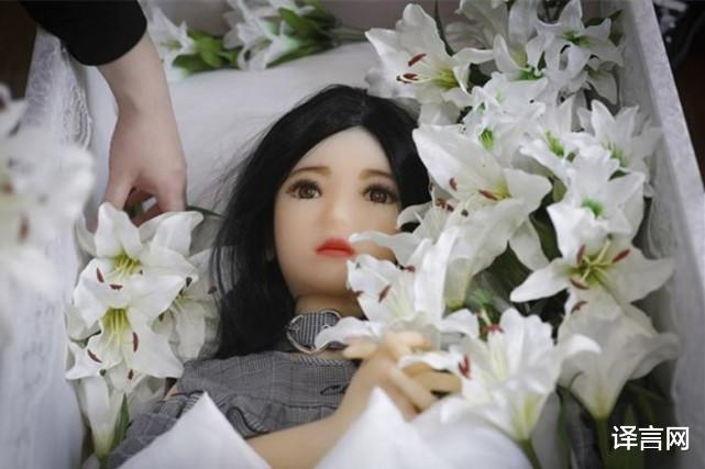 日本小店為矽膠娃娃辦葬禮，女顧客提出也想當“娃娃”：被拆箱被擺弄-圖2