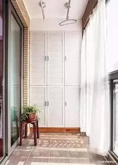 ##别看阳台小，一个墙面用来这样一装，还能多出一储物柜！