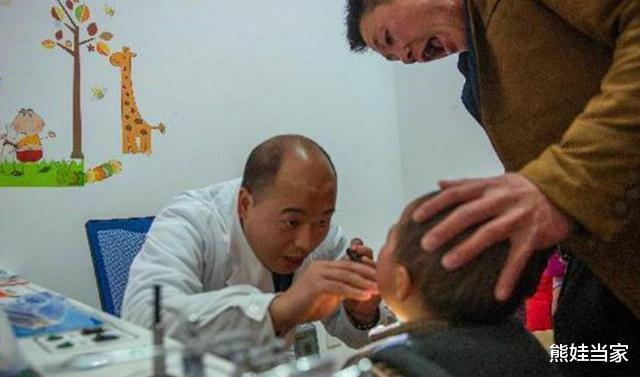 []3岁娃电梯里放屁，男子坦言：带孩子去检查下，事后爸爸上门道谢