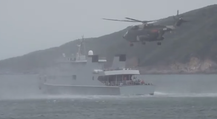 「」美军侦察机逼近之际，多艘护卫舰紧急出动，这次可能要动真格的了