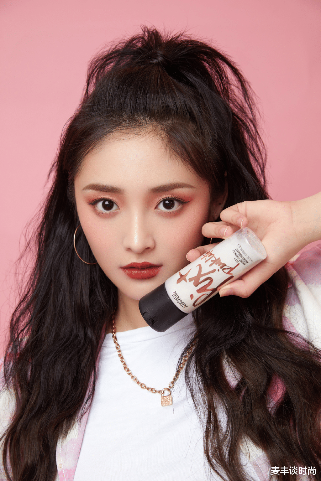 [周洁琼]周洁琼真是“元气少女”，穿粉色渐变衬衫扎高马尾，尽显青春活力