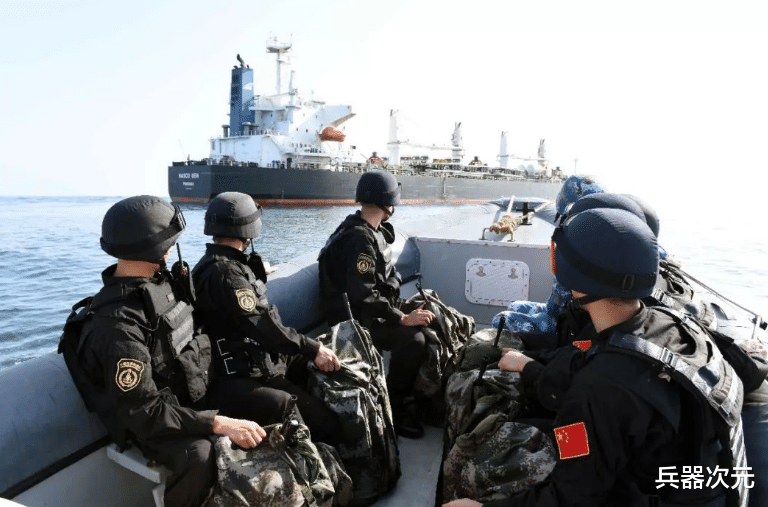 「海盗」中国男子驾船进入海盗湾，无助时刻052战舰赶来：需要护航吗？