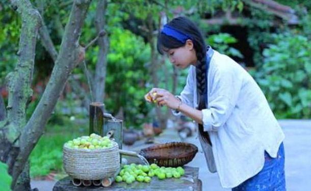 李子柒|李子柒花3小时做“水果蛋糕”，看到无滤镜食物，网友：这能吃？