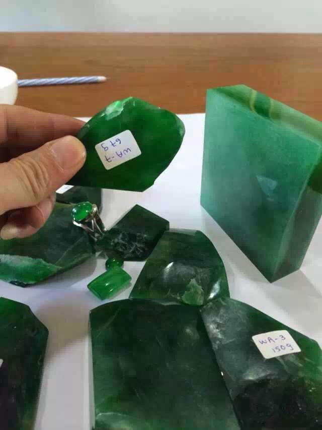 翡翠@翡翠圈“最美”的20块翡翠原石，第一眼我就沦陷了！