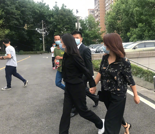 谭松韵|谭松韵为妈妈一案现身法院，谁注意她穿的衣服？这才是对逝者的尊重
