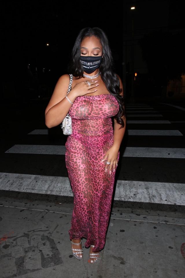 好莱坞|女星乔丹·伍兹现身西好莱坞街头，她的魅力不一般