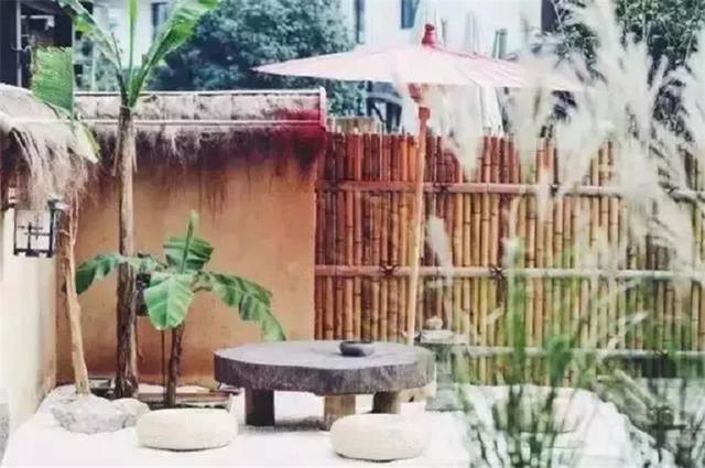 「」70后大叔用6年时间,建造400㎡院子,为追求原始房顶铺茅草