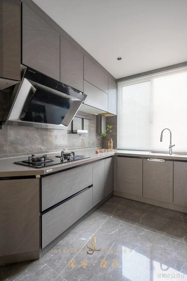 ：越来越多人家都不装窗帘，都装百叶窗，光影效果自带高级质感