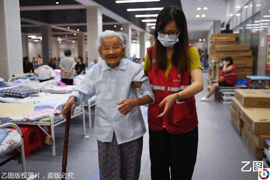 合肥|又见“方舱”：巢湖分洪14万人转移，学校体育馆8小时搭千张床铺