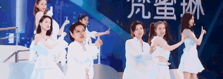 万茜▲乘风破浪的姐姐主题曲舞台曝光，万茜站C位，众人白色女团装太美