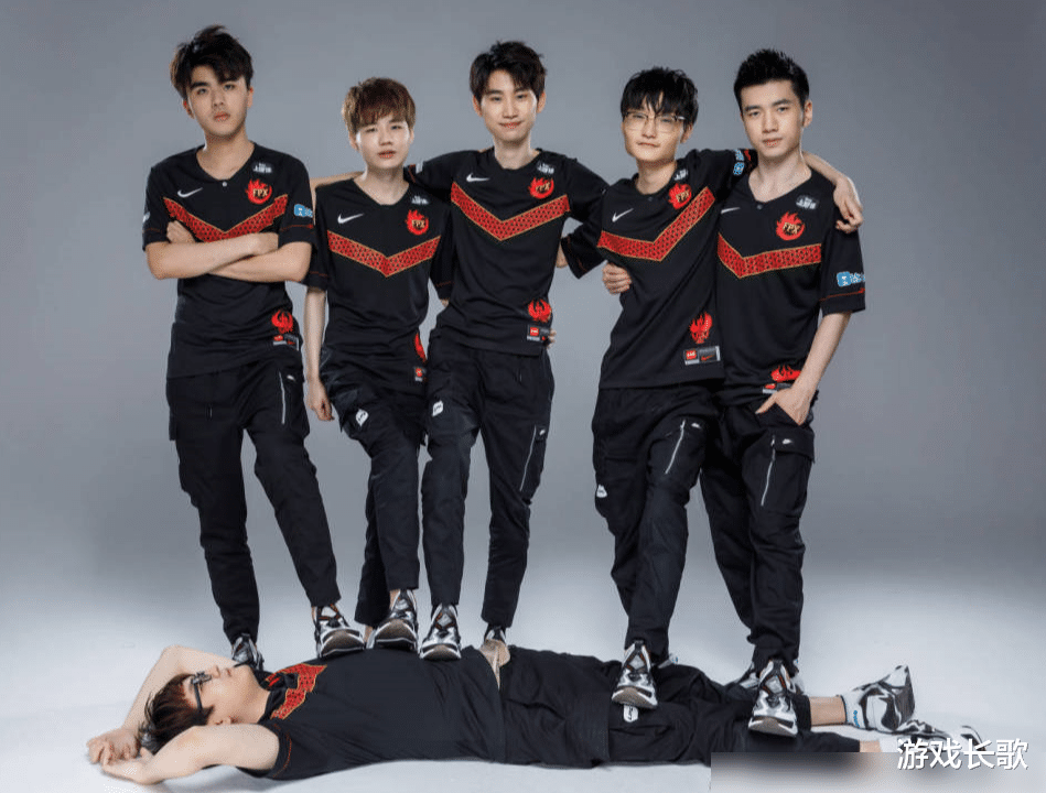 『fpx战队』金贡排位7连跪后,FPX的键盘又碎了一个,战马默默捡地上零件