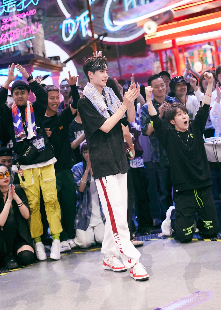 张艺兴|这就是街舞｜王一博上脚Nike，王嘉尔上脚Adidas，张艺兴上脚匡威