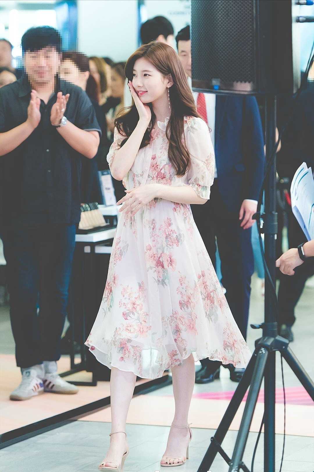 连衣裙|白百何这造型“火”了！咖啡色外套印花裙真好看，少女感扑面而来