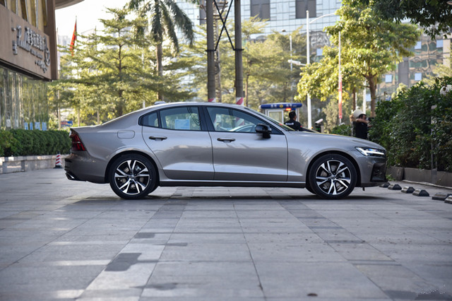 『沃尔沃S60』25万开出45万的气场！它比A6L漂亮，高速230码不飘，6.4S破百