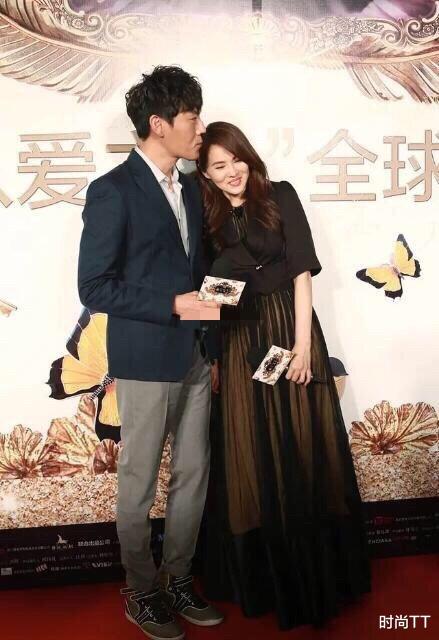 伊能静|伊能静携小10岁老公现身,躲怀里撒娇似少女,无奈未修图下太真实