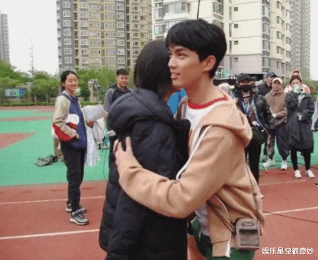 #张子枫#182CM的吴磊和张子枫拥抱，镜头下移看到四条腿，原谅我笑出声