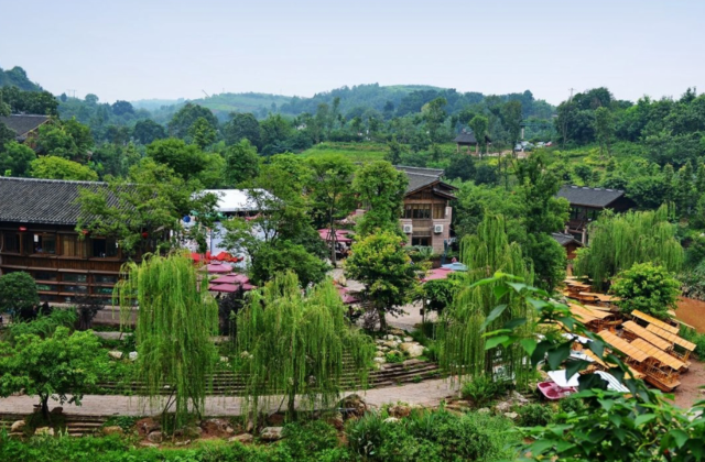 「古镇」龙泉山上的古镇,建于三国时期,曾是重要的粮仓