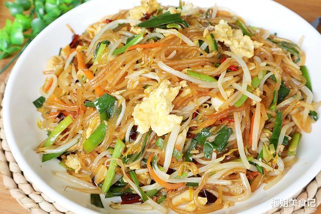 [豆芽]夏天，我经常给家人炒这道菜，成本不到5块钱，每次都光盘