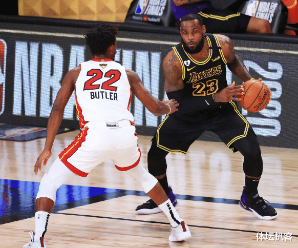 勒布朗·詹姆斯|28+14+10！35岁湖人巨星击溃老东家，创下5大纪录，赛后激动落泪