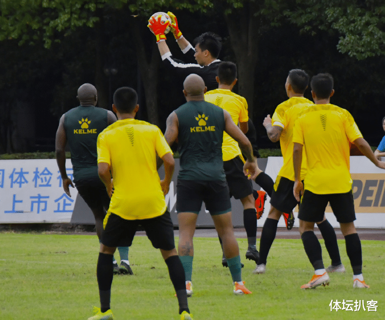 李毅|0-2！李毅遭遇执教首败，中甲新军被打回原形，新赛季目标保级