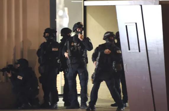 奧地利總理確認槍擊案系恐襲 多名嫌犯持步槍在6個地點開火-圖2