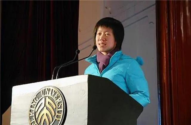 臆说古史|那位背着瘫痪父亲上学，以763分考进武大的广西孝女，现状如何？