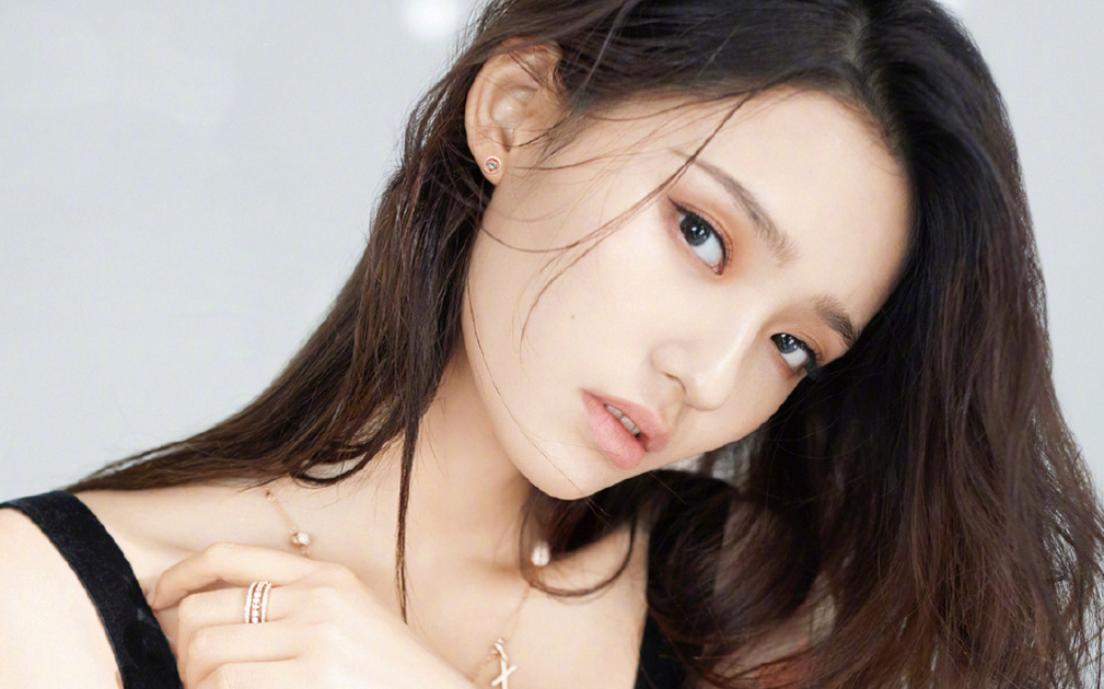 「张新成」继《冰糖炖雪梨》后，张新成又一甜剧马上开播，女主是由她出演