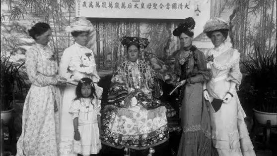 翡翠|全国第一败家女：鞋底镶珠宝，手镯7000万，连指甲都是翡翠！