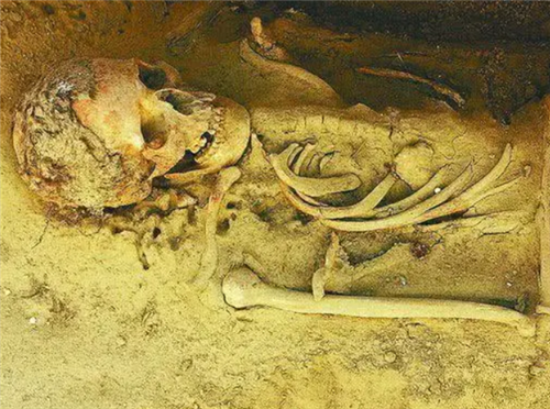 『古墓』新疆沙漠发现5000年古墓，墓主尸骨高达3米，难道世上真有巨人？