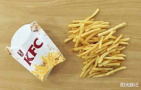 肯德基：才知道，肯德基提供了挤番茄酱的地方，而我没发现，都挤在餐纸上