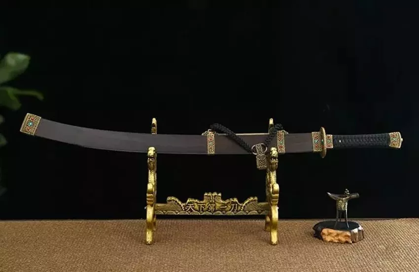 [乾隆]清朝侍卫的腰刀，为什么都必须反着佩戴？