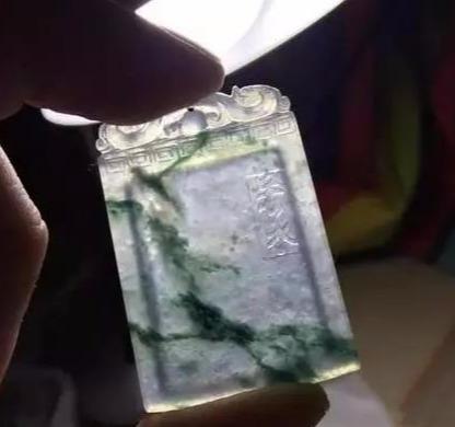 『飘花翡翠』谁说有棉不值钱!看看这棉多的飘花翡翠片料雕出来有多美!