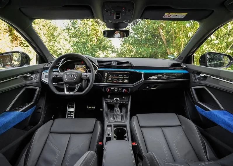 「大众帕萨特」轿跑车身+科技座舱，预计本月上市，奥迪Q3轿跑优点在哪里？