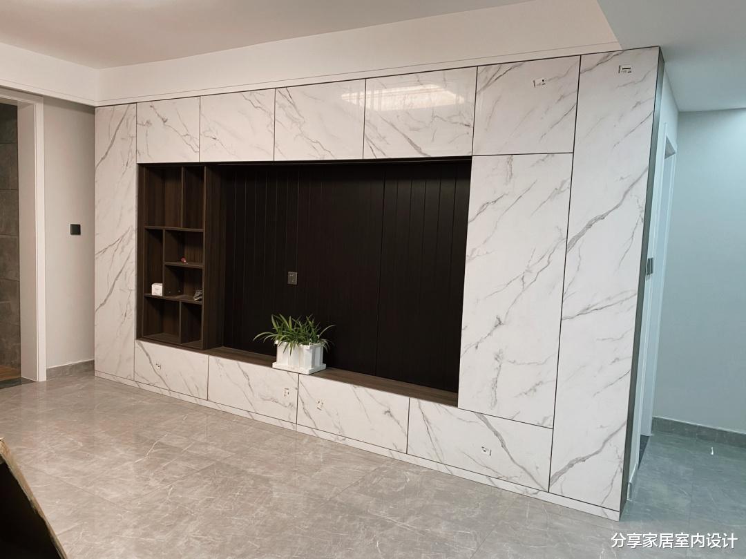 |越来越多人这样装修，电视墙很实用，看她家，还没家具就很漂亮！