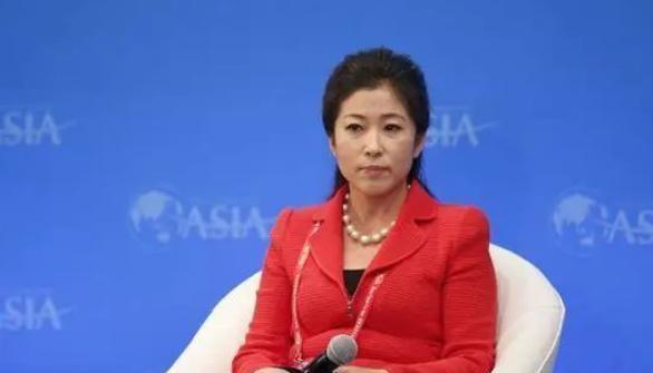 美国队@前体操冠军在中国骗走44亿！现在美国拿绿卡住豪宅，生活奢靡！