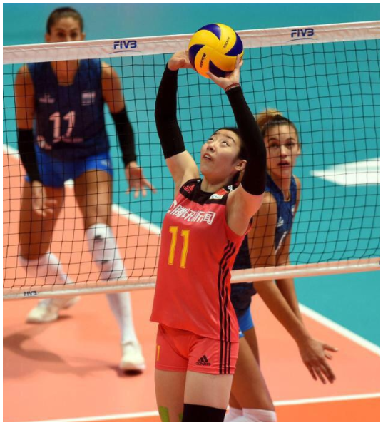 朱婷■替补二传之争悬念再起，一人获郎平开小灶，一人获朱婷称赞