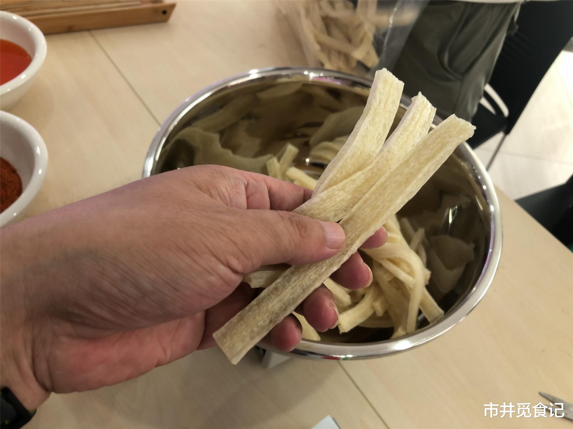 辣条|实拍辣条生产工厂，调味师100万元挖不走，“一盆油”是核心资源