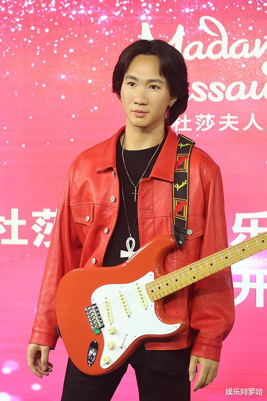 黄家驹▲黄家驹送人的4首歌,谭咏麟一唱火了32年,最后一首包揽各项音乐大奖!