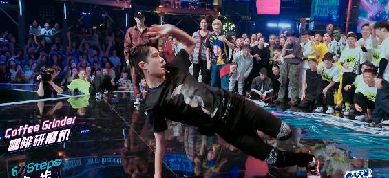 王嘉尔|黄潇首次battle虽败犹荣，王嘉尔专业挖坑，四位队长联手欺负导演