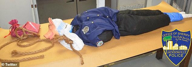 #人民币#惊悚！“美警”戴猪头面具在高架桥上吊，身上涂白人至上主义记号