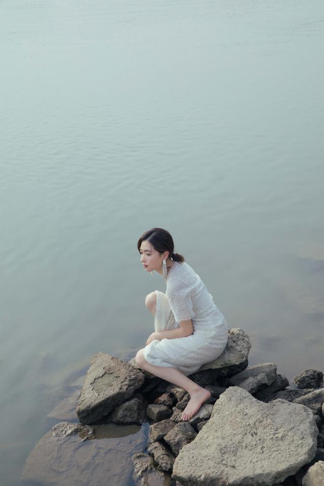 『美甲』38岁万茜终于高调了！穿亮钻渔网礼服绑低马尾，《乘风》门面预定