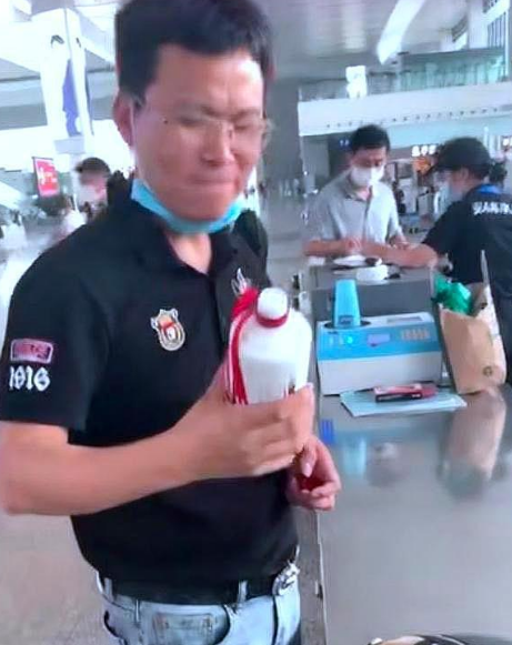 [高铁]带4000元茅台乘高铁被拒，男子当场一饮而尽，还蹦出了“金句”