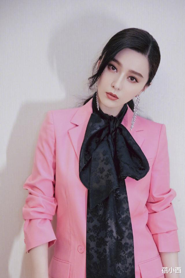 『格纹』范冰冰在国外穿得这么端庄！白色格纹套裙配短发，不作妖反而更美