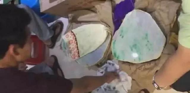 翡翠|老缅送来一块200万翡翠原石,颜色有绿有紫!行家为啥无动于衷?