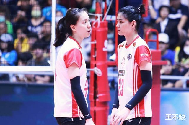 杜清清▲杜清清回国全副武装，戴手套，郑益昕今日回国，两人需隔离14天