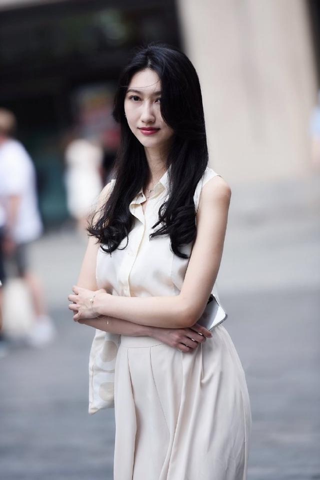 穿衣搭配|气质女性的职业装，简单又有魅力，好似“仙女”般出尘！